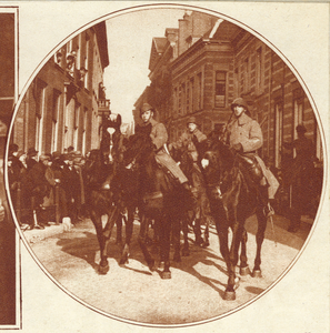 99455 Afbeelding van het defilé van de veldartillerie in Achter St.-Pieter te Utrecht ter gelegenheid van hert afscheid ...